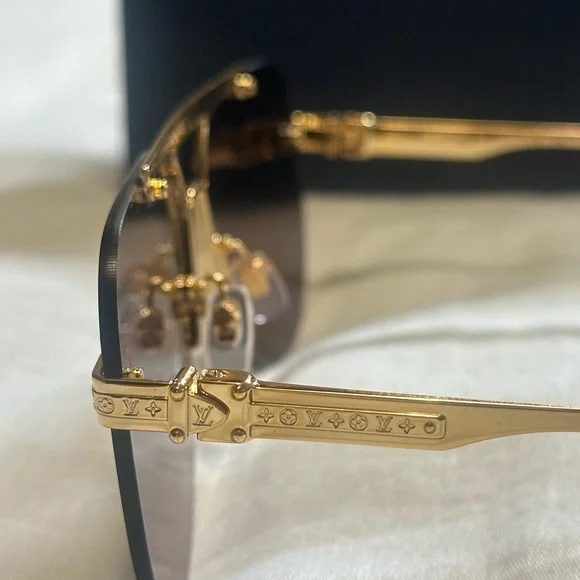 Louis Vuitton Gold and Black Aviator Sunglasses for Men’s - Picture 7 of 14